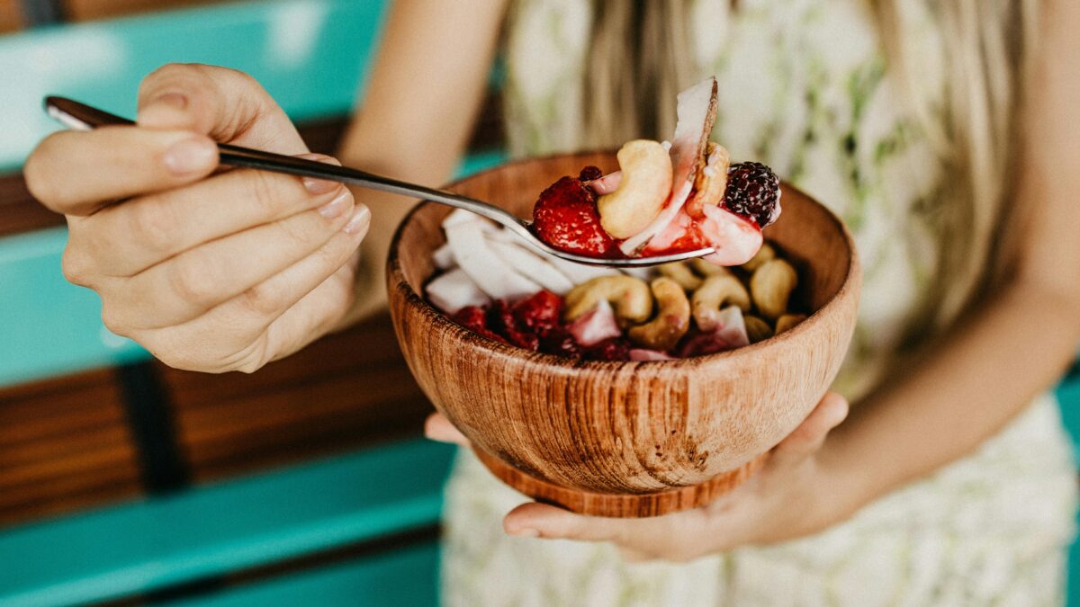 Criando um deleite saudável: como montar um bowl de iogurte nutritivo e satisfatório