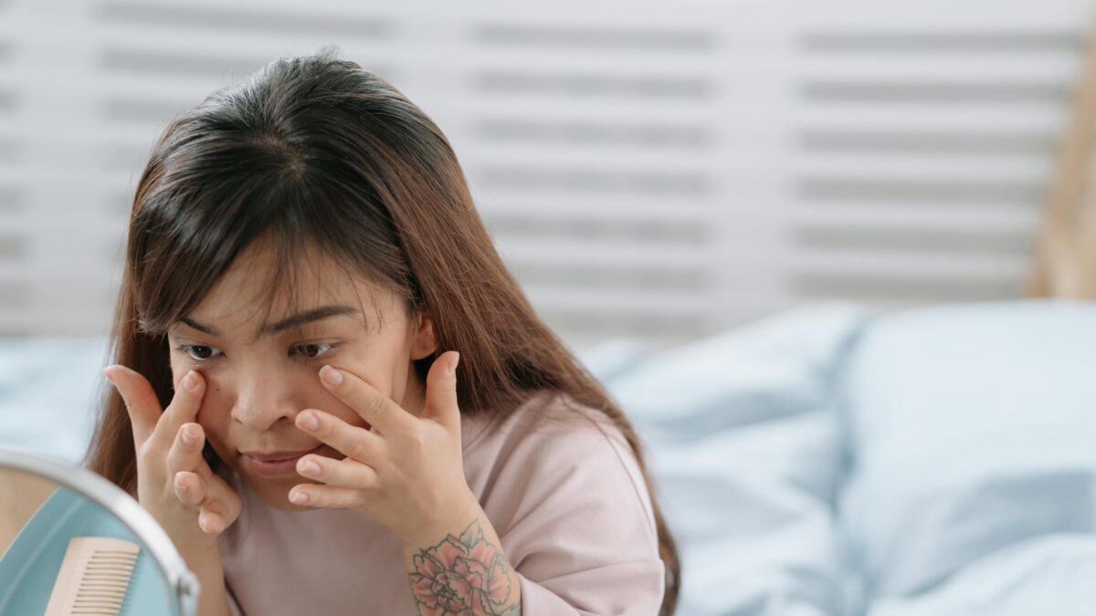 Olhos inchados pela manhã? 11 causas e tratamentos respaldados por especialistas