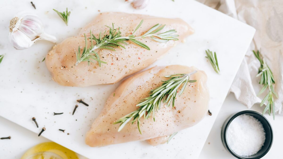 Hambúrguer de Frango Mediterrâneo com 5 Ingredientes