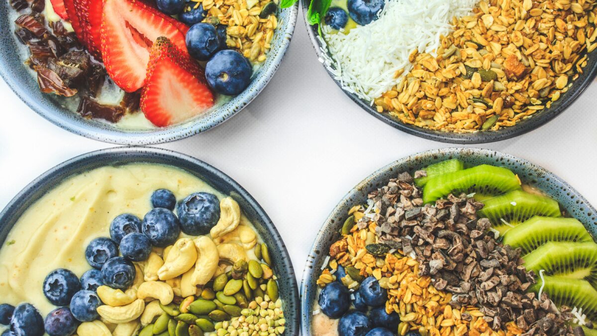 Muffins veganos sem farinha: banana, chocolate e praticidade em 15 minutos