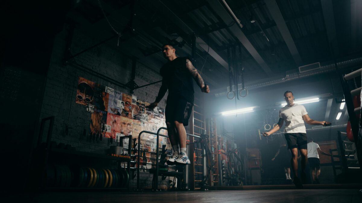 Como otimizar a síntese proteica muscular através do treino de força e da dieta