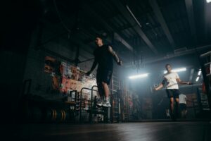 Como otimizar a síntese proteica muscular através do treino de força e da dieta