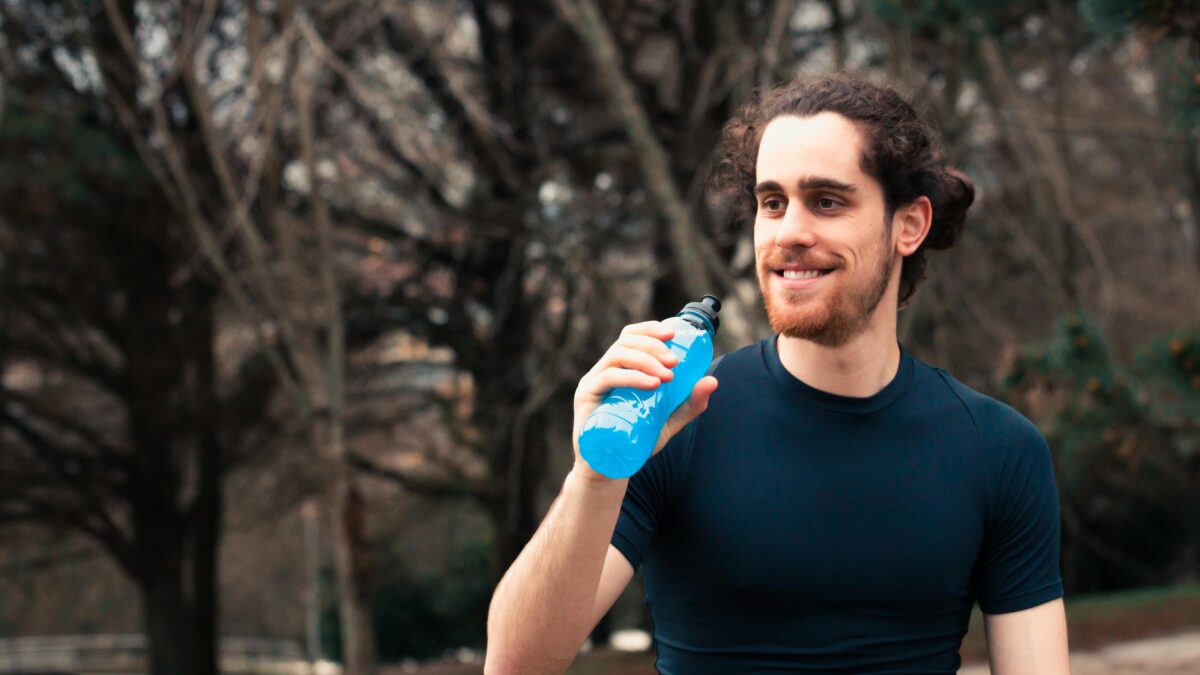 Eletrólitos vs. Água: O Guia Completo para a Reidratação Pós-Exercício