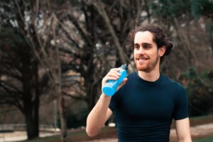 Eletrólitos vs. Água: O Guia Completo para a Reidratação Pós-Exercício