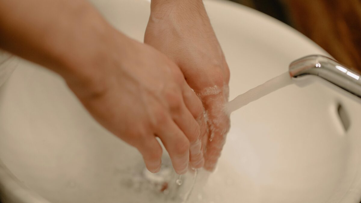 Doenças e Higiene em Banheiros Públicos: Mitos, Evidências e Boas Práticas