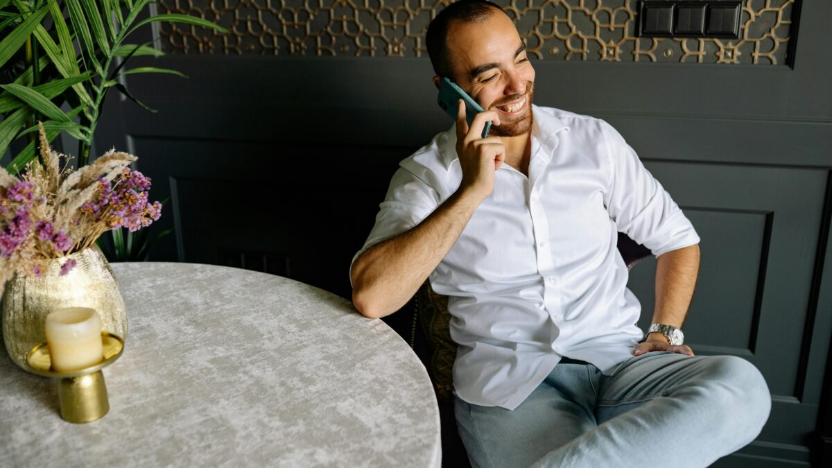 O perigo escondido no seu bolso: como o celular no banheiro pode levar a hemorroidas