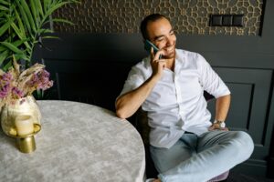 O perigo escondido no seu bolso: como o celular no banheiro pode levar a hemorroidas