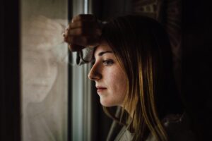 Infância marcada: como traumas ocultos na juventude disparam doenças mentais na vida adulta