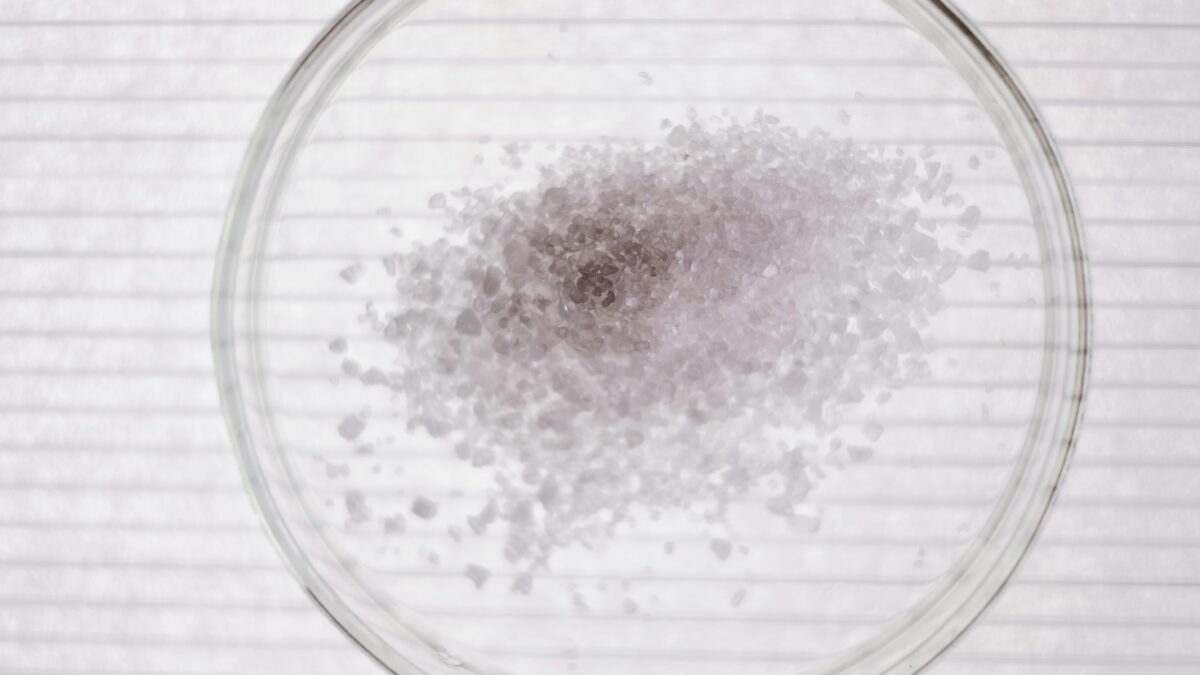 Ameaça invisível: como microplásticos afetam seu cérebro e o que você pode fazer