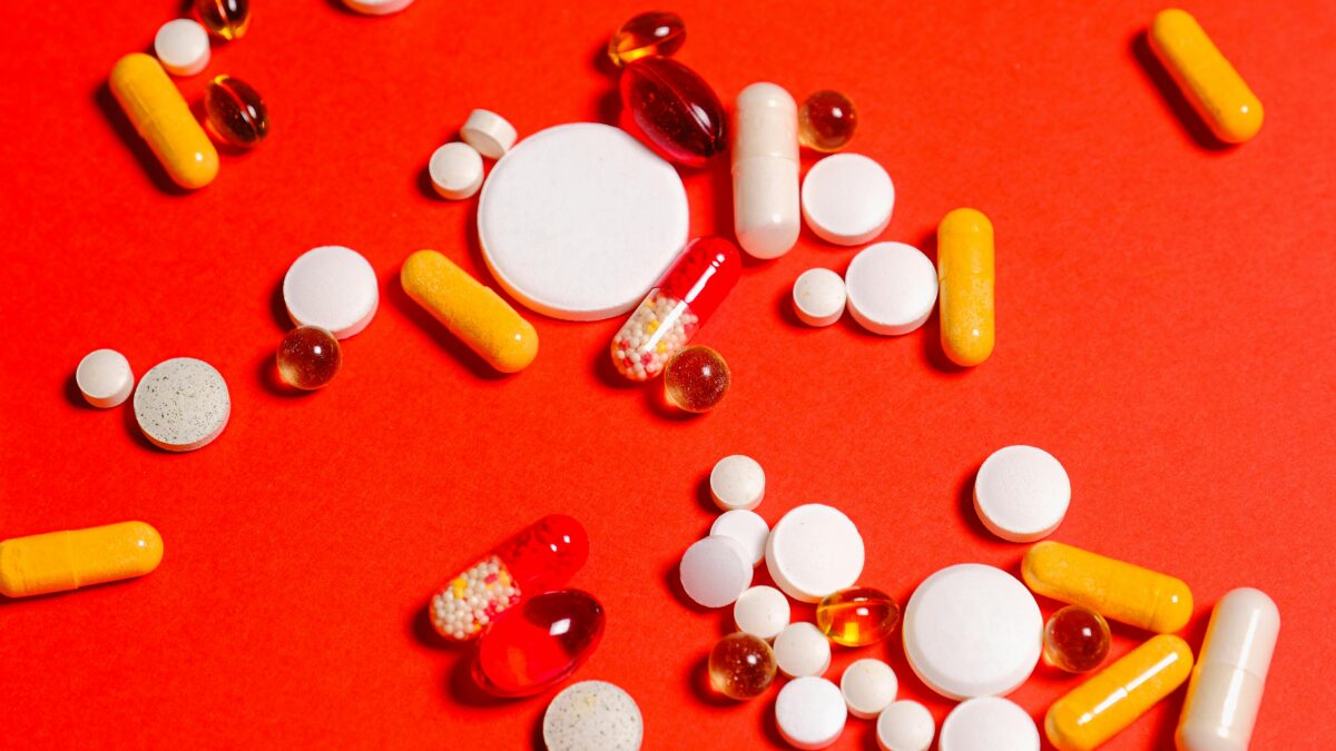 O lado oculto dos medicamentos: como efeitos colaterais desencadeiam vícios perigosos