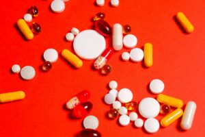 O lado oculto dos medicamentos: como efeitos colaterais desencadeiam vícios perigosos