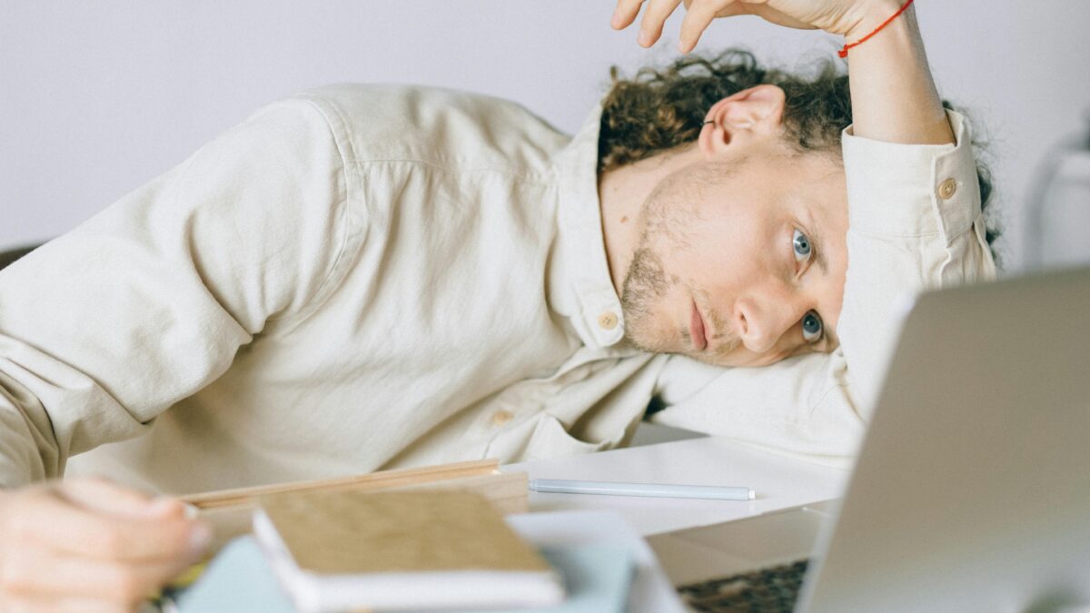 Saúde mental no trabalho: as profissões em alerta e como proteger seu bem-estar