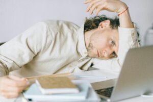 Saúde mental no trabalho: as profissões em alerta e como proteger seu bem-estar