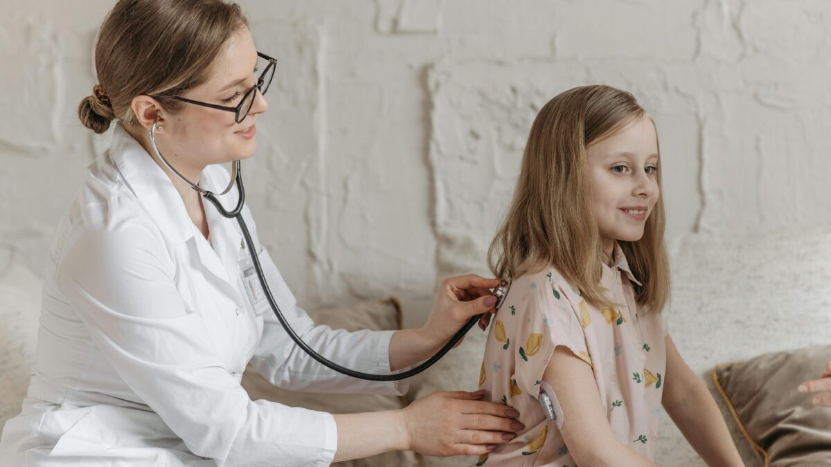 Covid-19 vs. Gripe: As diferenças silenciosas que afetam seu cérebro e pulmões