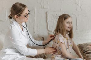 Covid-19 vs. Gripe: As diferenças silenciosas que afetam seu cérebro e pulmões